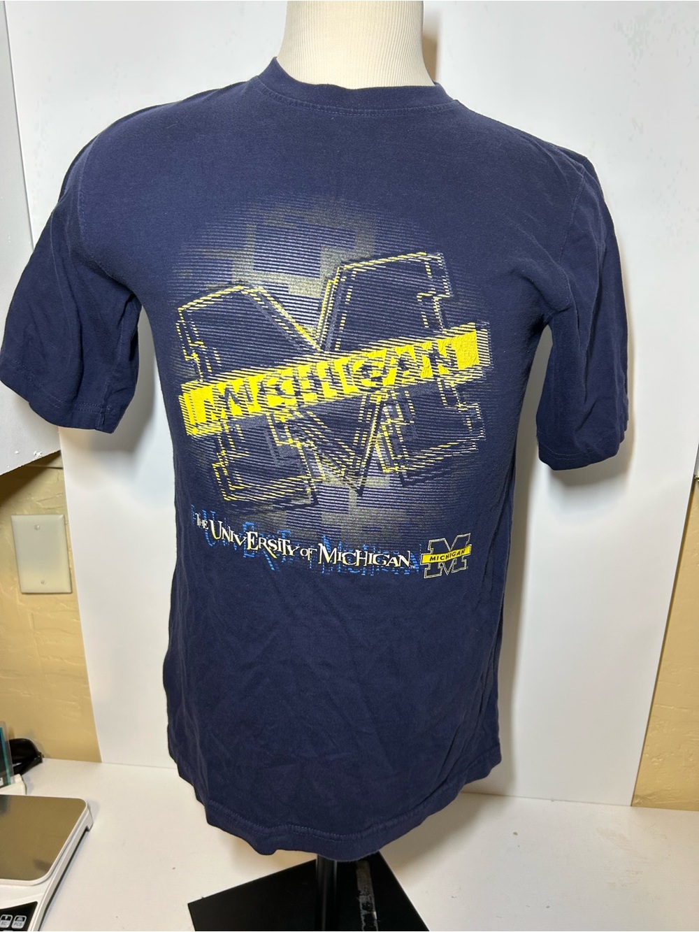 University of Michigan Navy Graphic Tee - Men’s Short Sleeve Shirt vintage 90s